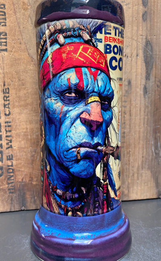 Profile of the fierce tribal warrior with blue skin, decorated with accessories.
